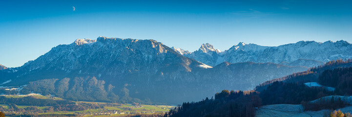 Berge und Tal in den Alpen im Winter - Oberaudorf