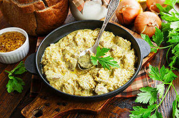 Chicken liver in creamy sauce with mustard