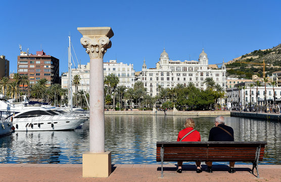 Hafen und H&auml;userfront an der Explanada, Alicante