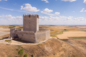 Fototapeta na wymiar Castillo de Tiedra #001 - fotografía aérea de la fortificación que se eleva sobre el paisaje de Castilla y León