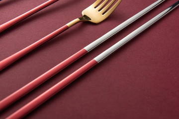 The exquisite tableware, knives, forks and plates used by the royal family are placed on the red background