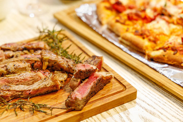 サーロインステーキと焼きたてピザ