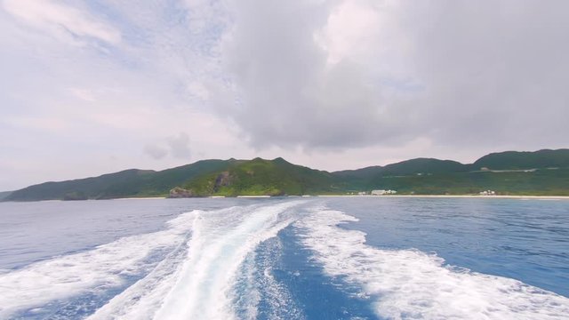 Boat sail to the isand