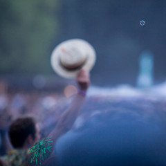 mann winkt mit hut auf lollapalooza festival, mit seifenblase