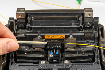 optical fiber welding workflow, installation of a protective thermowell for a weld