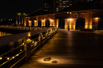 ライトアップされた神戸ハーバーランド煉瓦倉庫と木製のハーバーウォーク