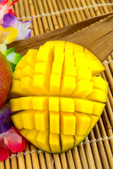 mangue coupée sur un fond en bois