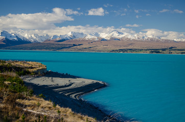 Fototapeta na wymiar Lake Pukaki with snow covered mountains and blue sky, South Island, New Zealand