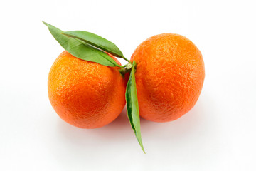 deux clémentines sur un fond blanc