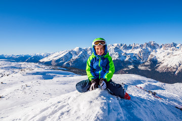Fototapeta na wymiar Children have fun on the high altitude ski slope - Alps