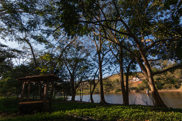 Atardecer junto al lago en una finca en La Mesa de Los Santos, en Santander (Colombia)