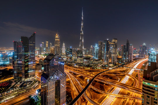 Dubai, UAE Stadtbild bei Nacht mit Lichtern mit Blick auf den Burj Khalifa