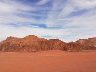 Fototapeta na wymiar ワディラム　砂漠と山