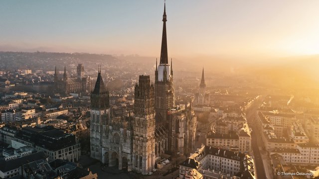 Cathédrale notre dame de rouen vue au drone, lever de soleil