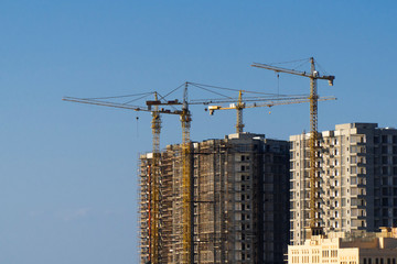 Baustelle mit Kran in Großstadt in Dubai am Tag