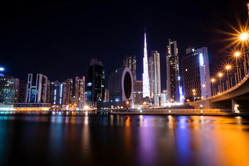 Fototapeta na wymiar Dubai, UAE Stadtbild bei Nacht mit Lichtern