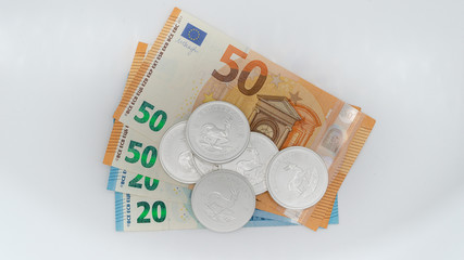 Krugerrand Silber Münzen auf Euro Banknoten Scheinen von oben