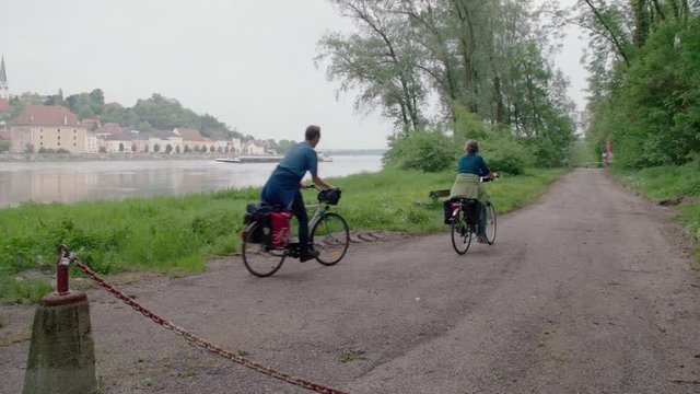 Radfahrer Donaufähre
