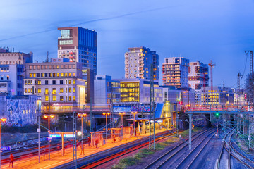 Obraz premium Neues Quartier und Bahnsteig in Düsseldorf