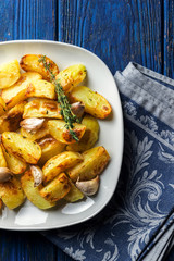 Roasted potatoes with garlic and thyme