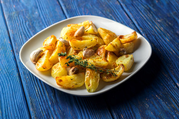 Roasted potatoes with garlic and thyme