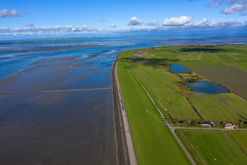 Blick auf die Küstenlinie der Insel Pellworm/Deutschland bei Ebbe
