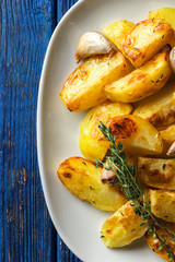 Roasted potatoes with garlic and thyme