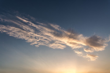空を見上げる