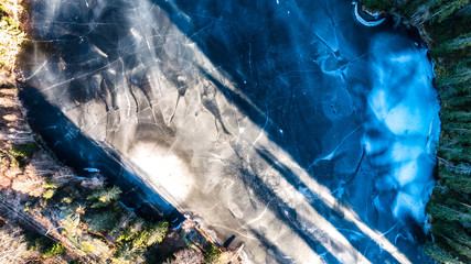 Zamarźnięte jezioro, widok z lotu ptaka na taflę lodu