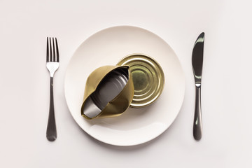 Plate with crumpled tin instead of food