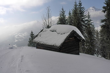 Holzh&uuml;tte in den Bergen