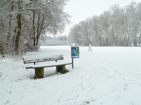 Parkbank im Schnee