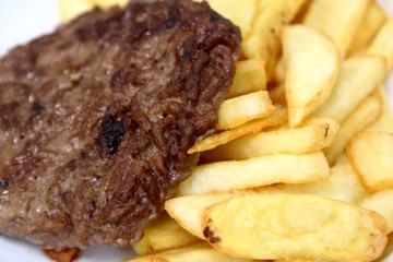 Steak avec des frites.
