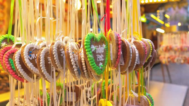 Grupo de galletas de jengibre navide&ntilde;as de colores con forma de coraz&oacute;n