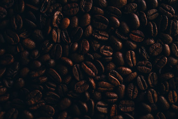 Aromatyczna kawa ziarnista, tło tekstura kawy, ciemna tekstura - obrazy, fototapety, plakaty