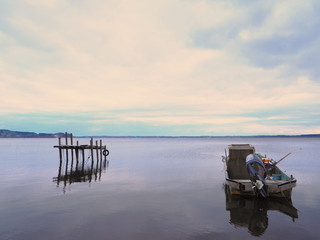 冬の湖とボート