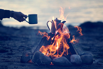 romantischer Abend am Lagerfeuer