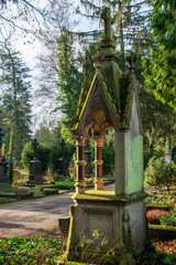 alte Grabstätte im Sonnenlicht