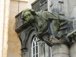 gargola con forma de mujer, antigua en castillo escoces