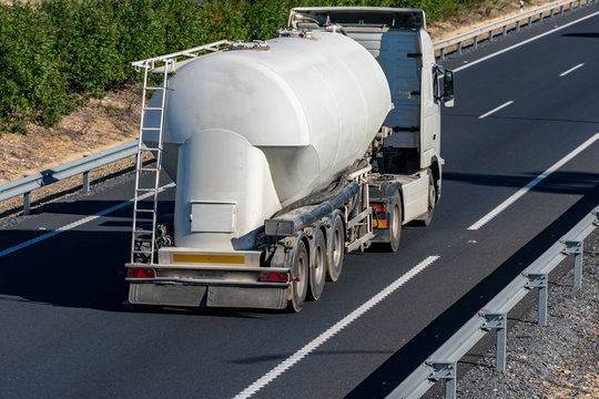 Camion con cisterna para el transporte de cemento a granel