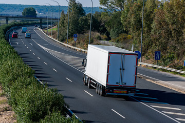 Camion articulado con remolque frigorifico circulando por la autopista