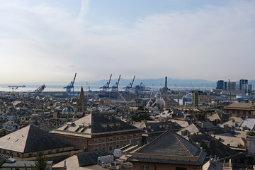 Vista mozzafiato sul porto di Genova sopra i tetti e le gru e la Lanterna 