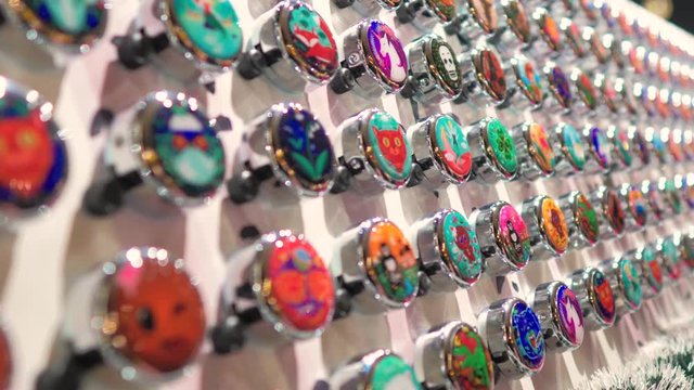 Espositor de timbre de bicicleta de colores en mercado navide&ntilde;o