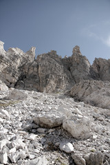 Dolomiten Wanderung im Herbst rund um die Drei Zinnen mit schöner Bergkulisse zur Drei-Zinnen-Hütte in Südtirol Italien Europa