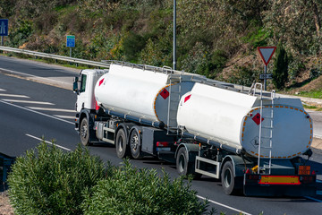 Camion cisterna de mercancias peligrosas circulando por la autopista