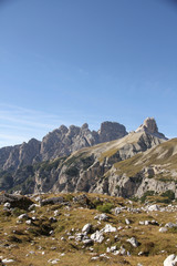 Dolomiten Wanderung im Herbst rund um die Drei Zinnen mit schöner Bergkulisse zur Drei-Zinnen-Hütte in Südtirol Italien Europa