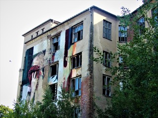 Naklejka premium bauwerk, architektur, haus, alt, lost place, städtisch