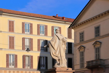 Obraz premium palazzi storici e statua a novara in italia 