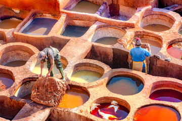 Leer verven in een traditionele leerlooierij in de stad Fes, Marokko