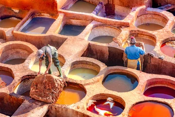 Fototapete Marokko Ledersterben in einer traditionellen Gerberei in der Stadt Fes, Marokko